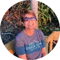 Lori Russell image